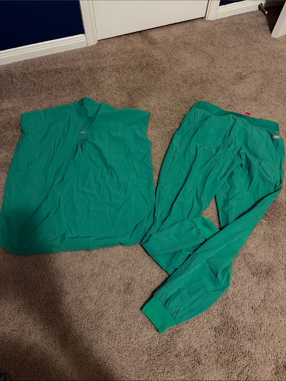 Figs two piece green scrub set small/extra small - Picture 3 of 3